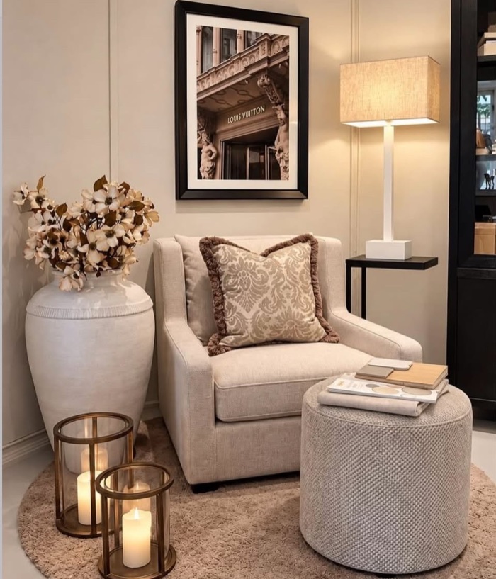 Lenestol med pute, gulvlampe, vase med blomster og lykter fra Platou Home