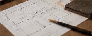 Plantegning og penn på et skrivebord